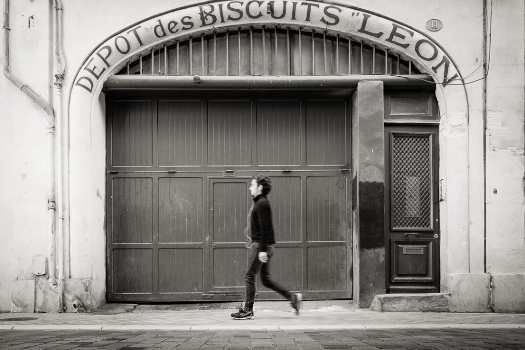 L'enseigne Biscuits Léon. Une photo de Bordeaux facile.