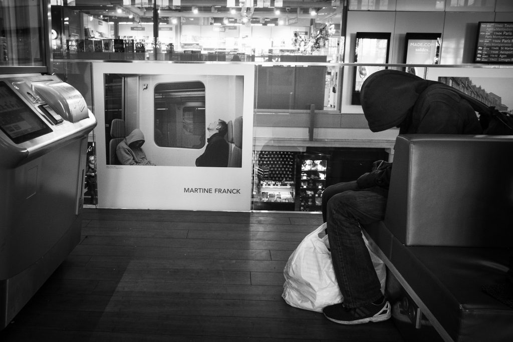 Gare Bordeaux St Jean. Une affiche ressemble à la position d'un client.