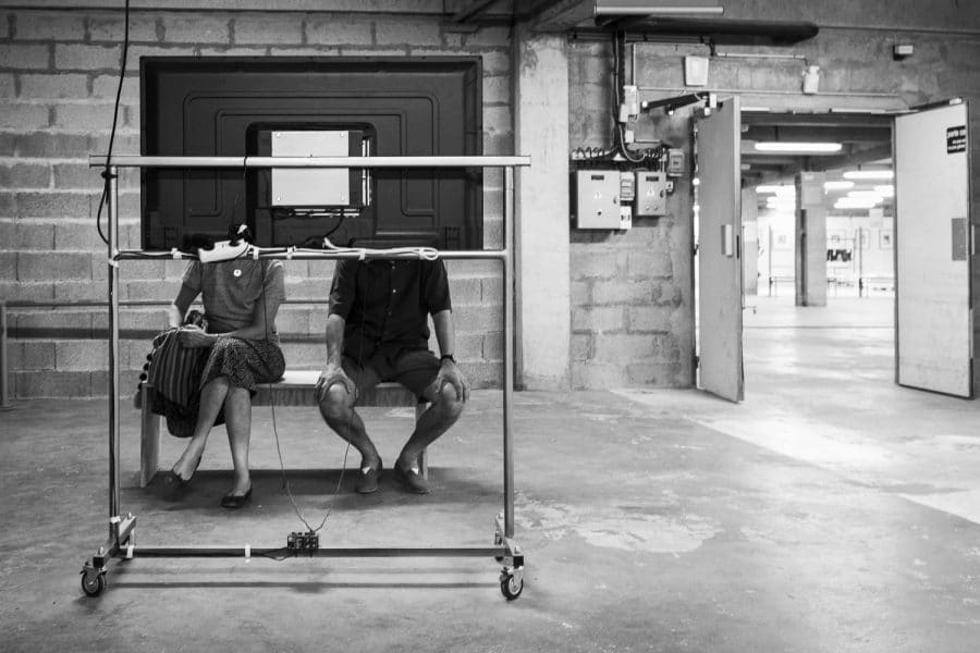 Couple devant une télévision lors d'une exposition à Arles Bruno Tourtoy