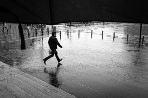 Photographie de rue sous la pluie avec un parapluie