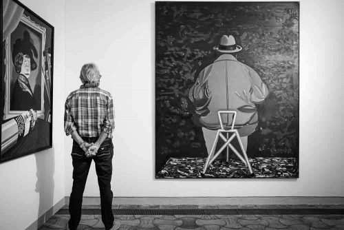 Photo d'un homme de dos regardant un tableau d'un homme vue de dos. Fondation Maeght. Exemple de 