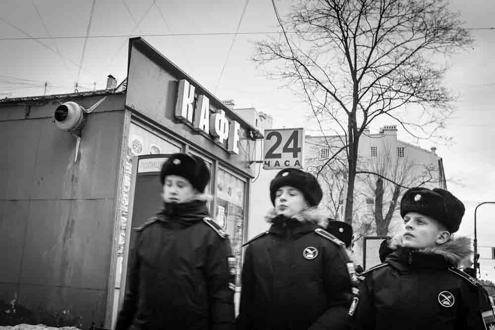 3 jeunes militaires russes photographiés dans la rue. Peut-on diffuser l'image sans autorisation droit à l'image?