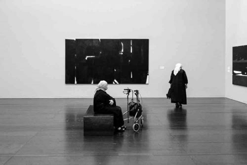 Deux religieuses contemplent des oeuvres au musée Soulages. Photographier le fait religieux est quelquefois interdit. Ici, pas de problème.