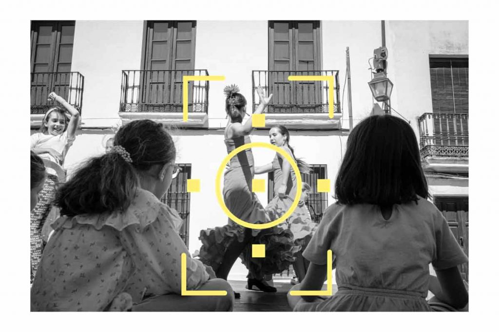 Illustration de l'attention fovéale avec un viseur jaune centré sur des danseuses, montrant comment le regard occulte les bords du cadre.