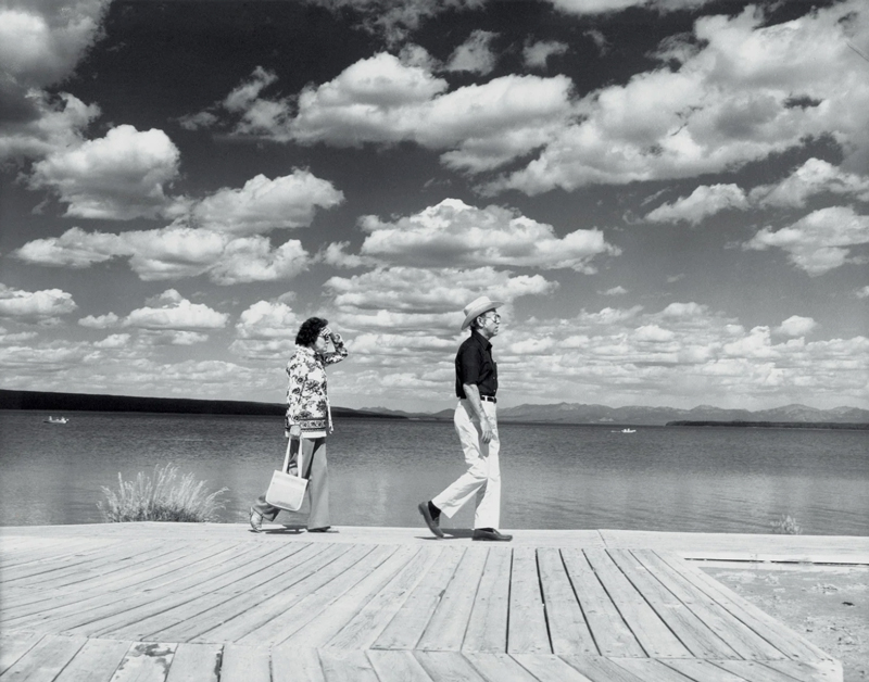 Image de Barbara Crane. Un couple marchant sur le sable de Yellowstone