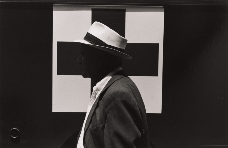 Image de Kenneth Josephson pprise à Chicago en 1965. Un homme noir passe devant une croix noire.
